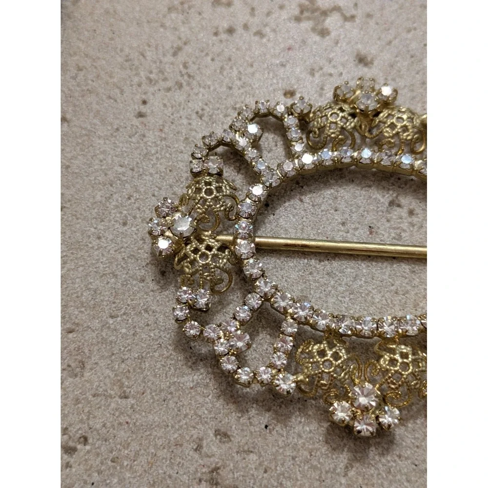 Vintage Ornate Rhinestone Scarf Clip In Gold Tone Queens Crown Shape Romantic